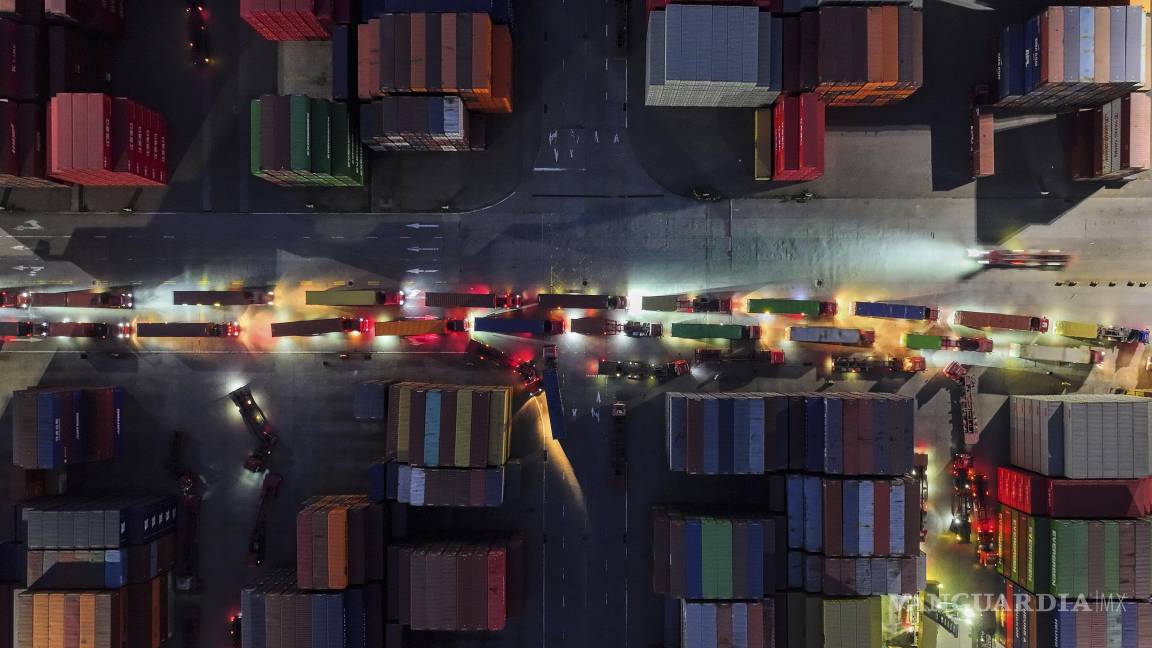 $!Camiones en fila para salir de una terminal de contenedores en Nanjing, en la provincia oriental china de Jiangsu.