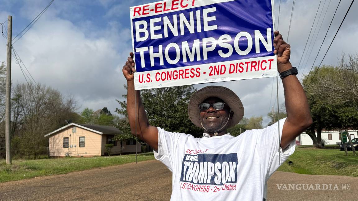 $!Mark Hopson sostiene un cartel de campaña del representante estadounidense Bennie Thompson frente a un centro de votación en Jackson, Mississippi.