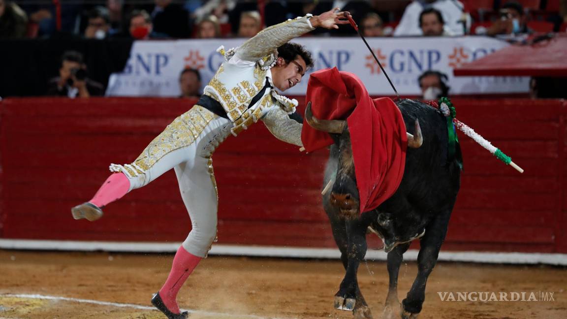 Con una corrida nocturna se reactivan las corridas de toros en la Plaza México, en fotografías