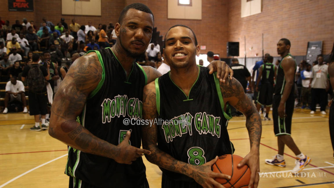 Video: Chris Brown y The Game se echan 'un pase' durante juego de estrellas del Hip-Hop