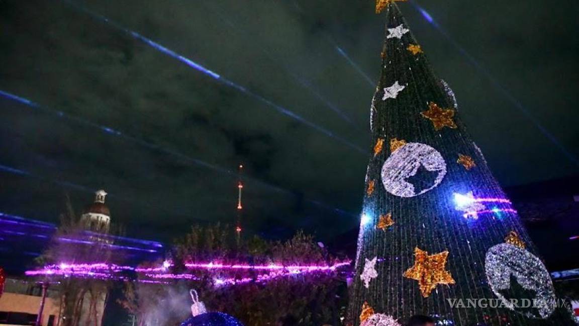En medio de música y luces, encienden pino navideño en Monclova