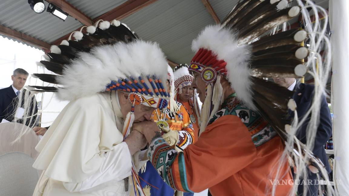 Papa Francisco con un tocado indígena genera varias reacciones en Canadá