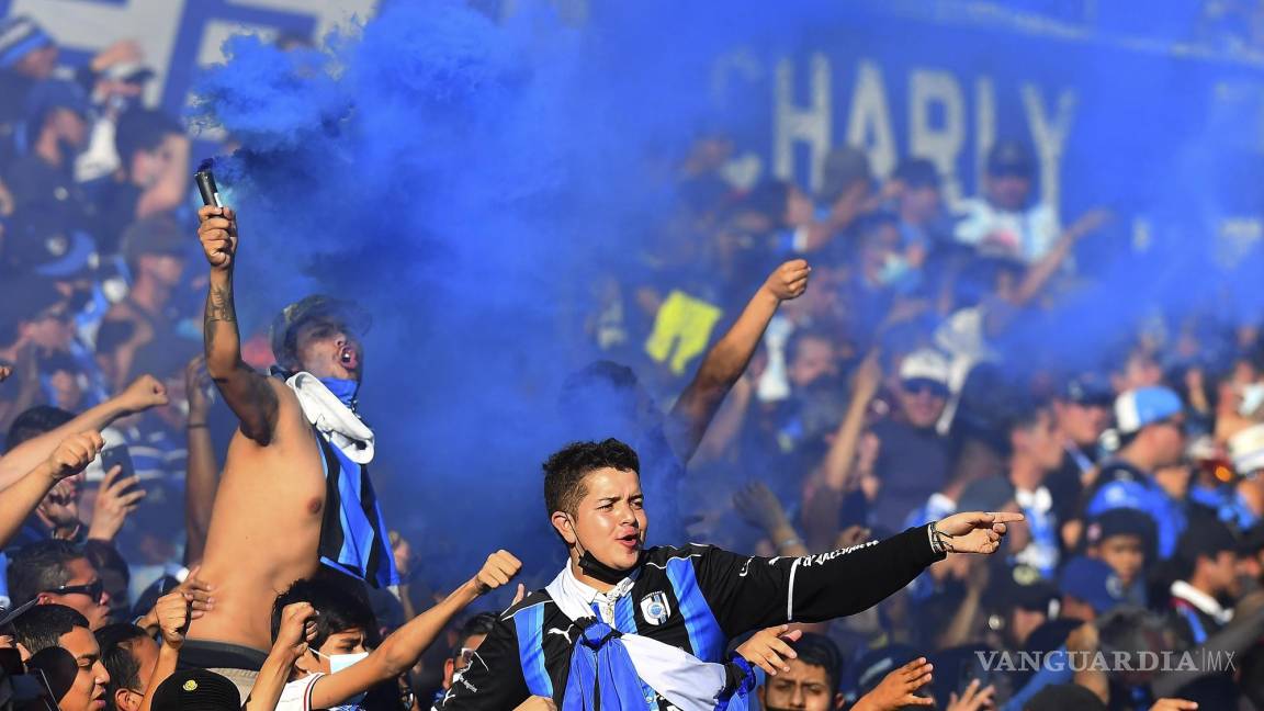 Liga MX expulsa a las barras visitantes por violencia en estadio de Querétaro