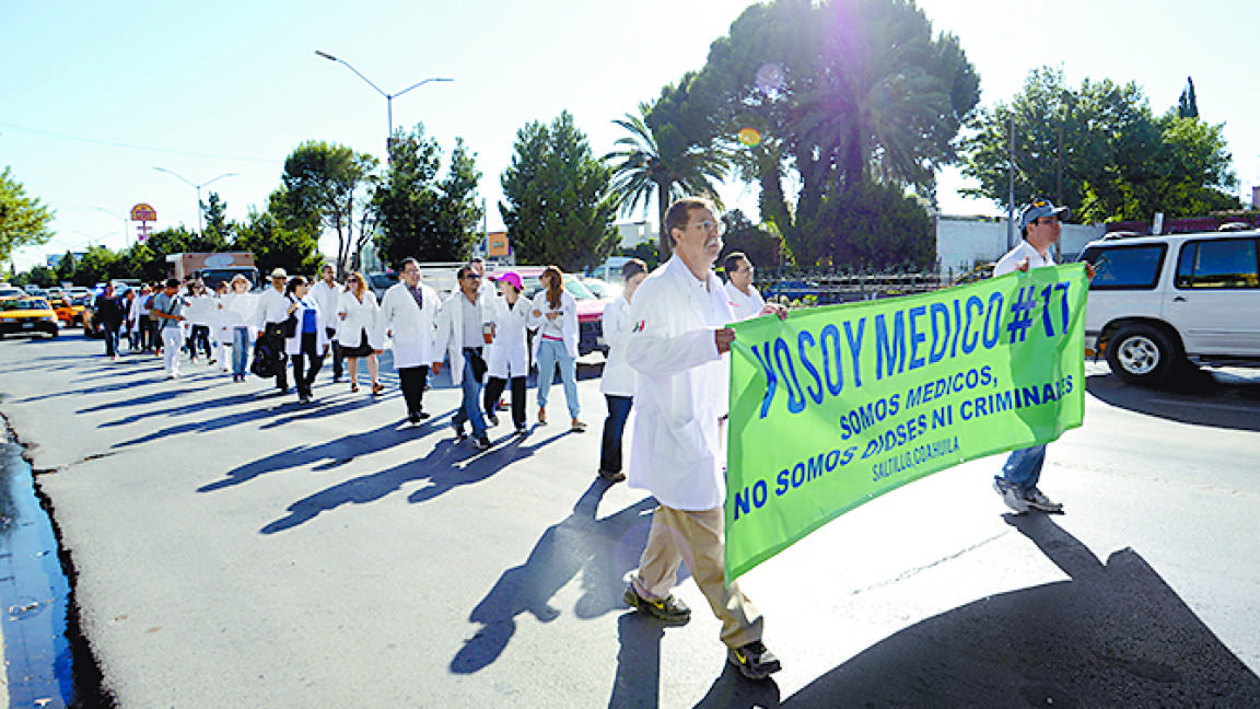 Con marcha, médicos de Coahuila exigen mayor presupuesto para el sector salud