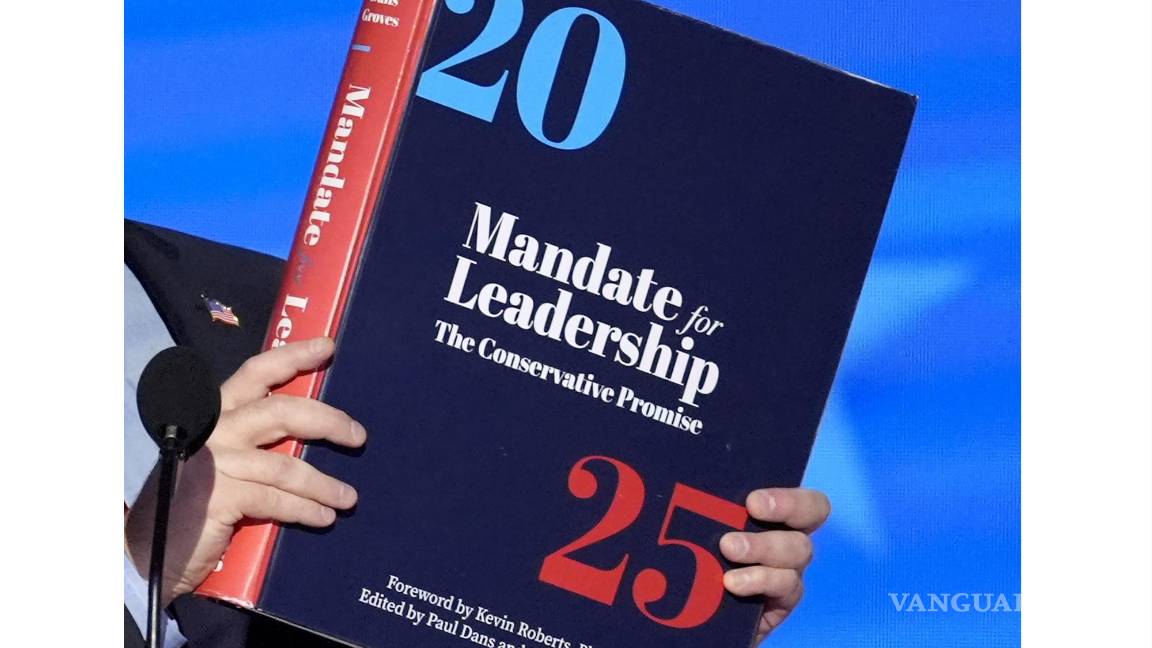 $!Una copia del Proyecto 2025 se muestra durante la Convención Nacional Demócrata, el 21 de agosto de 2024, en Chicago.