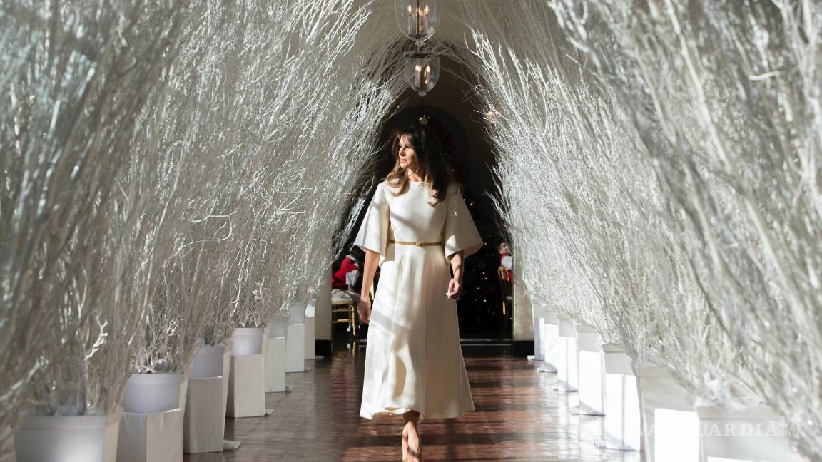 $!La primera dama Melania Trump camina por la Columnata Este, decirada con adornos navideños, en la Casa Blanca el lunes 27 de noviembre de 2017.