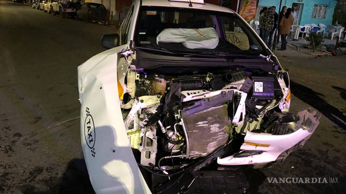 $!Conductor de un automóvil destroza taxi y huye, en colonia Guayulera de Saltillo