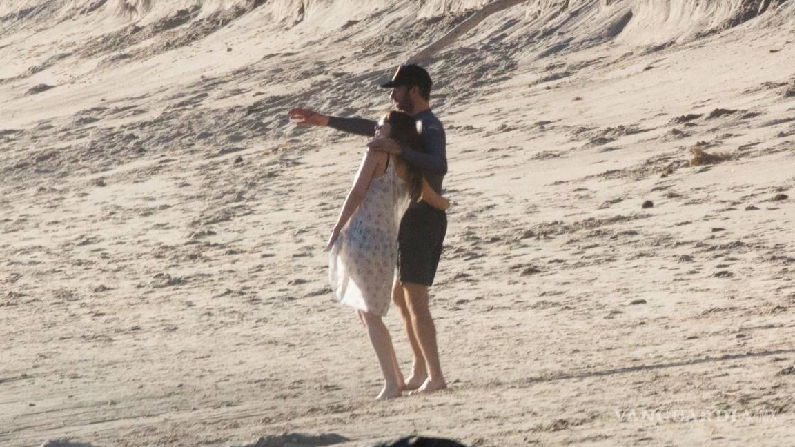 $!Chris Martin y Dakota Johnson muestran su amor en la playa; se confirma romance