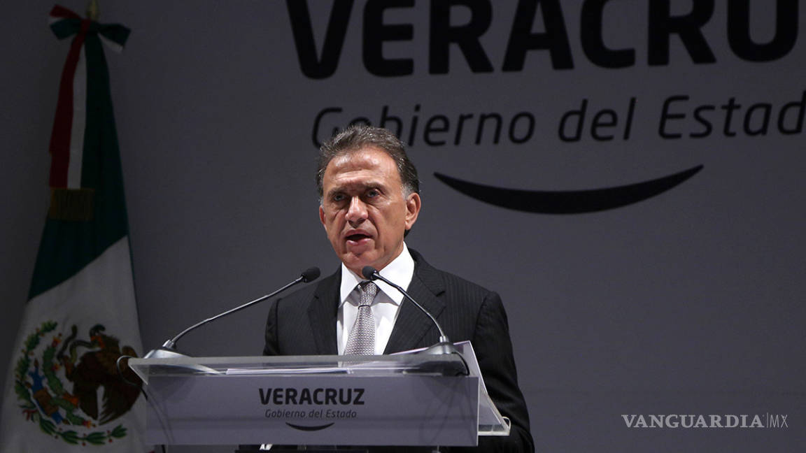Yunes presenta plan contra crisis en Veracruz; no cobrará sueldo dos meses