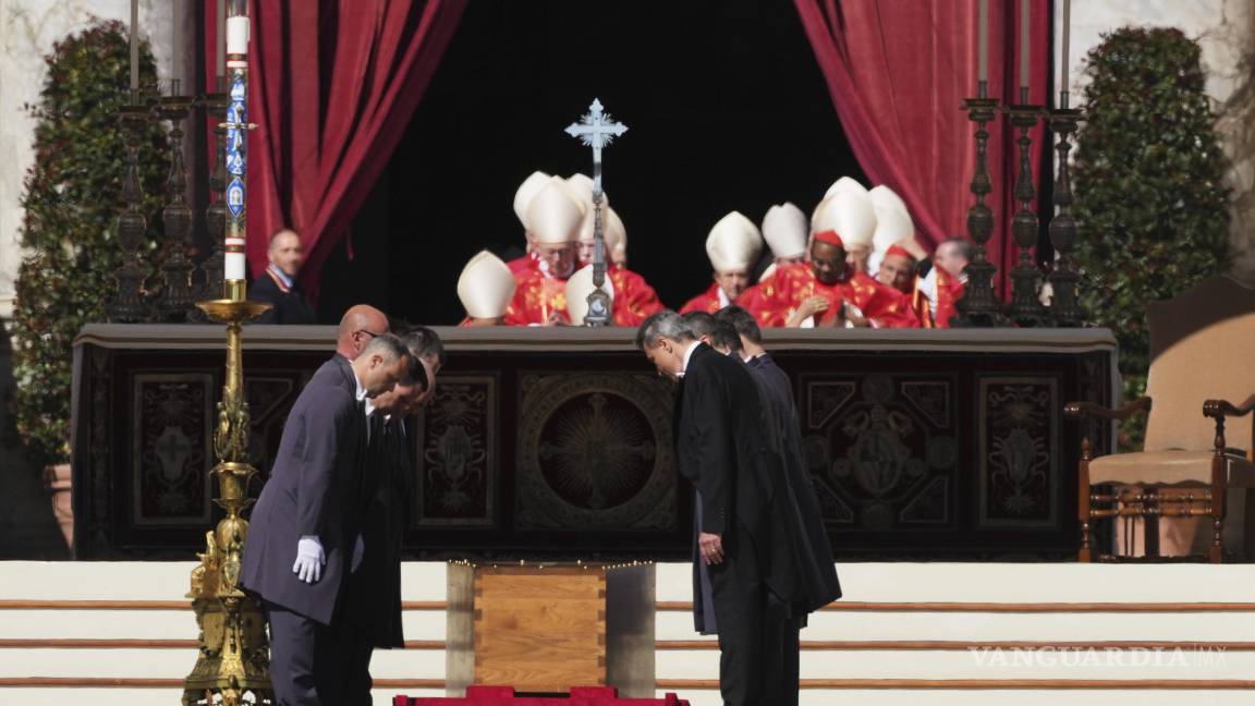 $!El ataúd del Papa Francisco es colocado en el suelo de la Plaza de San Pedro para su funeral, en el Vaticano.