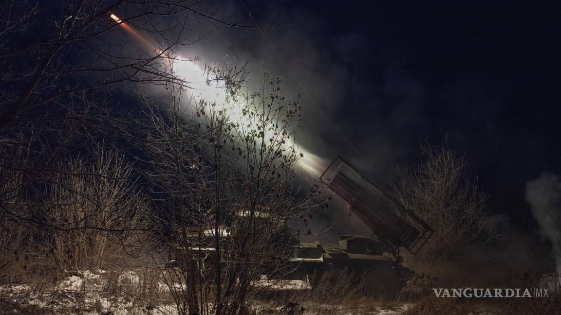 $!Un MRLS BM-21 “Grad” dispara contra posiciones del ejército ruso en dirección a Druzhkivka, región de Donetsk, Ucrania, el miércoles 21 de enero de 2026.