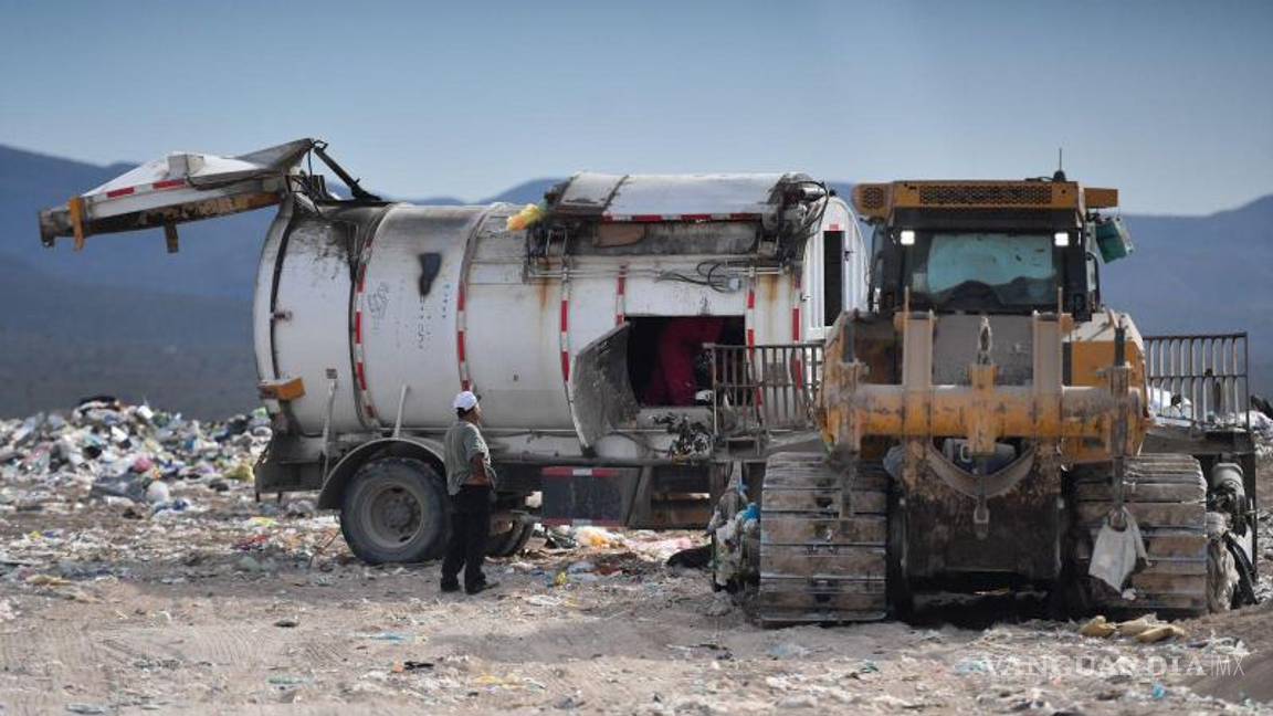 $!Personal de emergencia inspecciona el relleno sanitario tras extinguir el fuego.