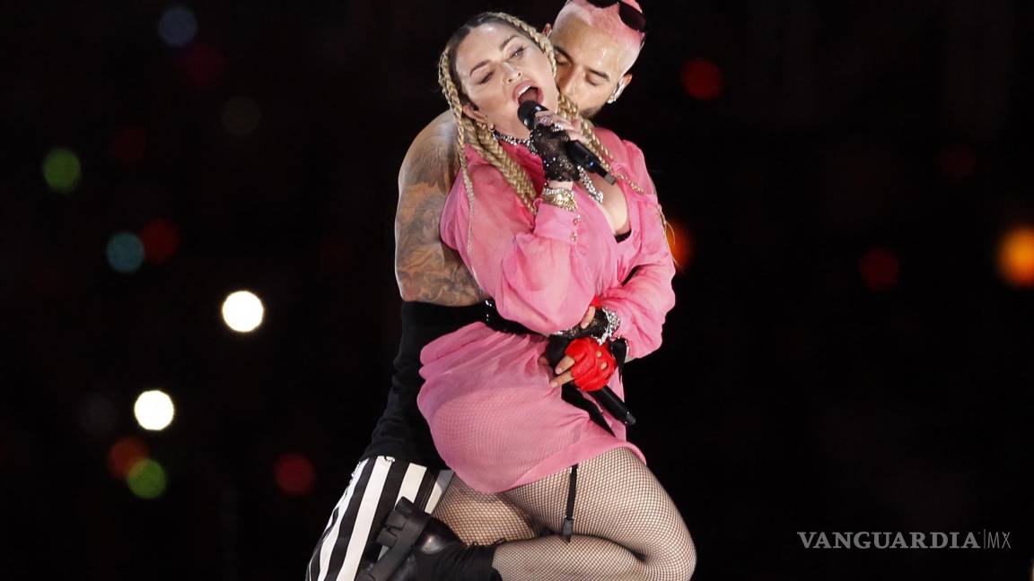 $!El cantante colombiano Maluma (d) durante su concierto Medallo en el mapa en Medellín, Colombia)junto a la cantante Madonna (i).