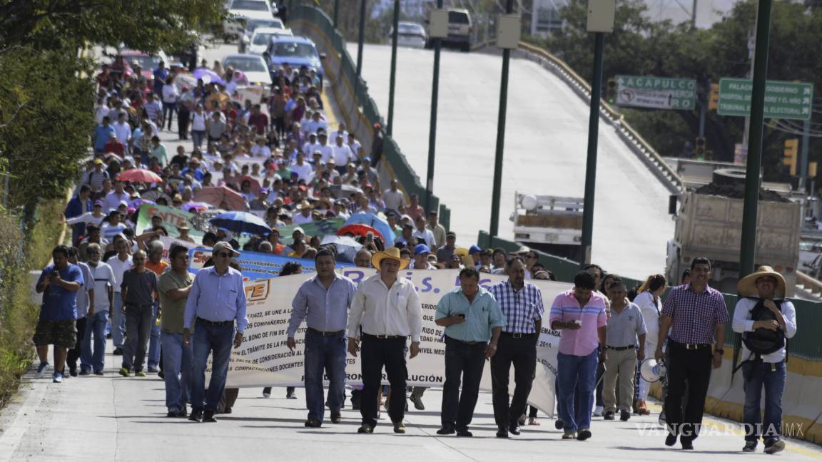 Casi mil maestros serán despedidos en Guerrero