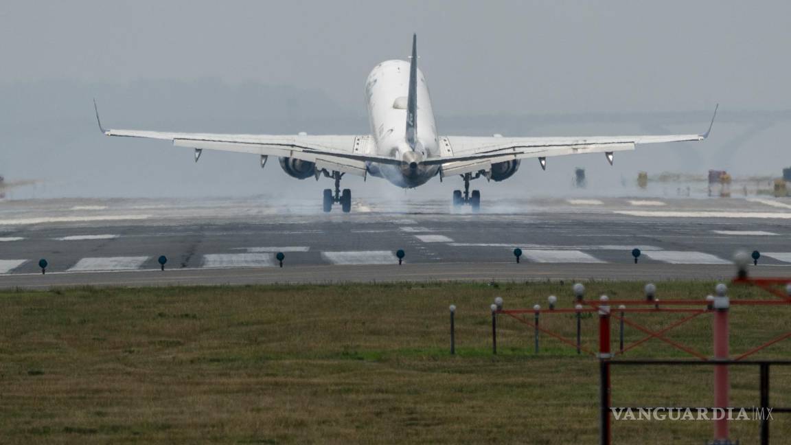 $!El estruendo que se produce cuando un avión pasa por la zona en donde vivimos, ese ruido afecta a nuestra salud.