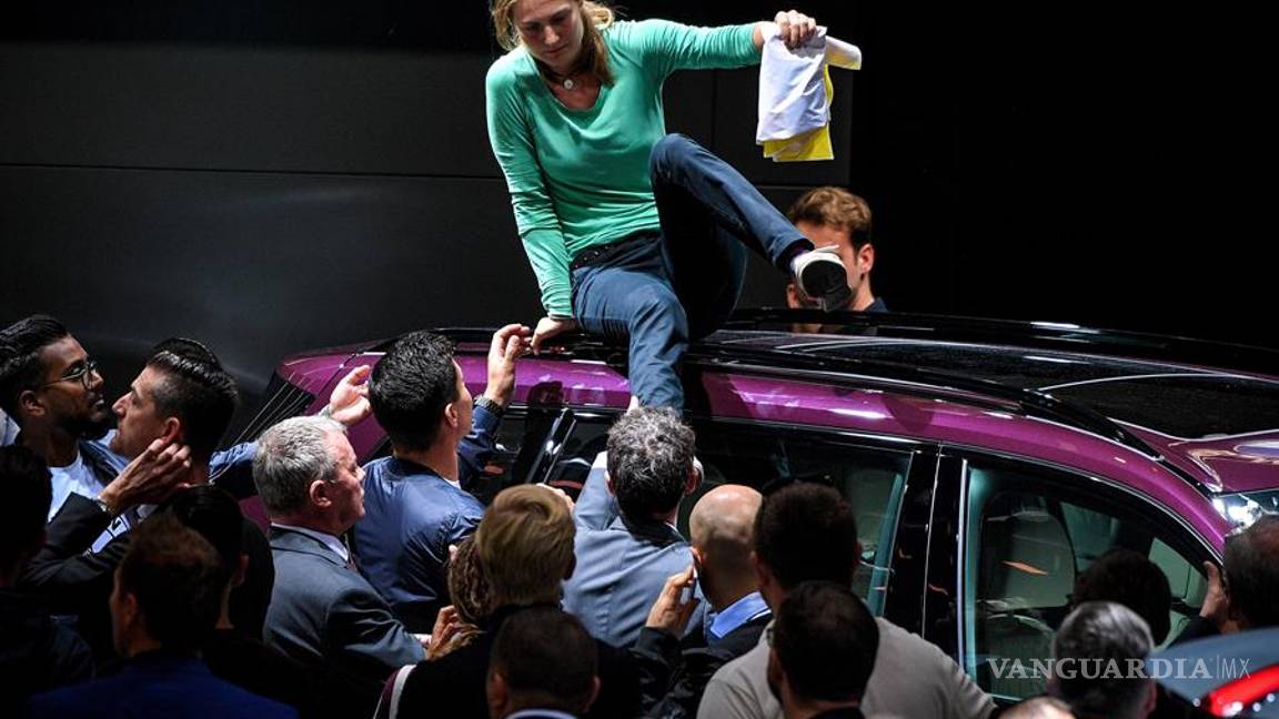 $!Activistas de Greenpeace irrumpen y se suben en los autos del Salón Internacional del Automóvil de Frankfurt, ve estas imágenes