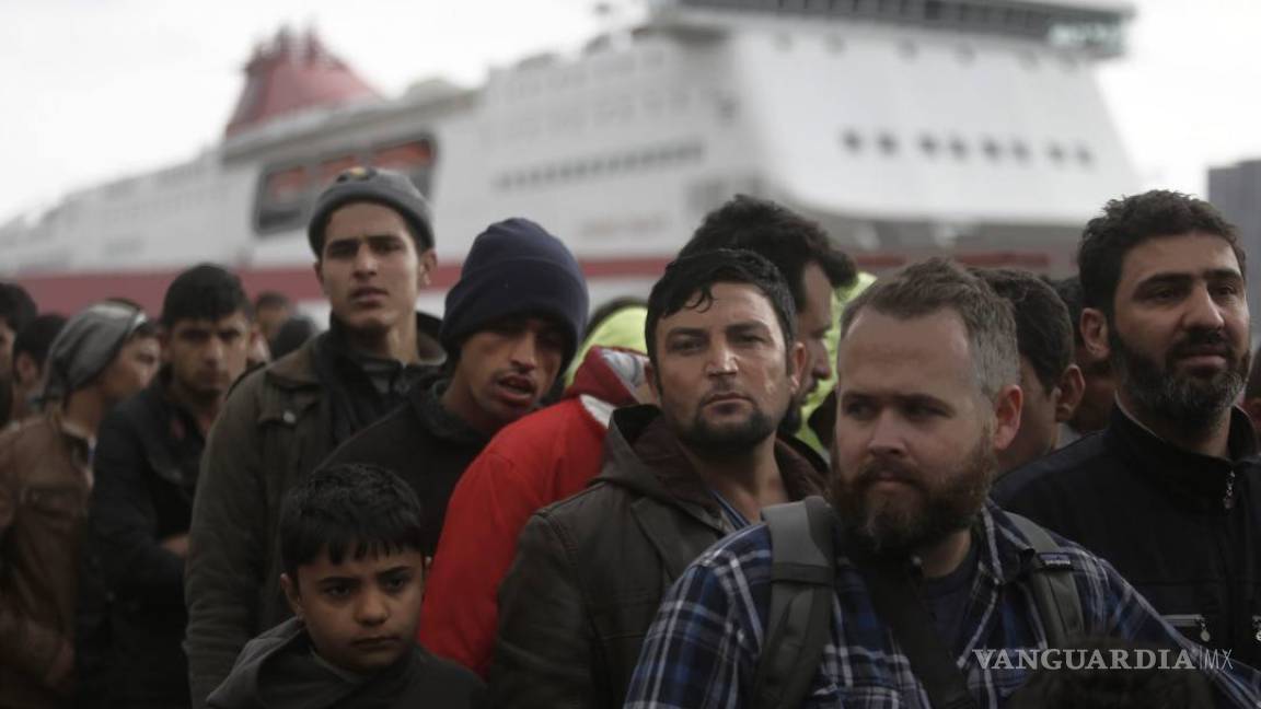Caos en Grecia tras llegada de unos 1,800 refugiados a Pireo