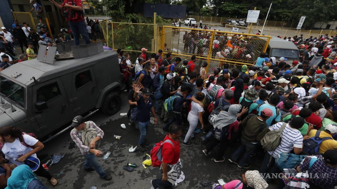 $!Caos y heridos, caravana migrante rompe cerco y cruza frontera con México (Fotogalería)