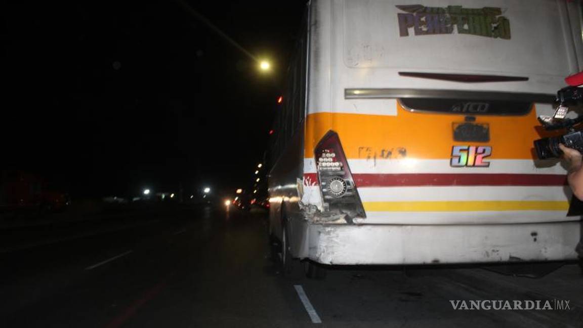 $!El camión urbano presentaba afectaciones en la parte trasera izquierda.