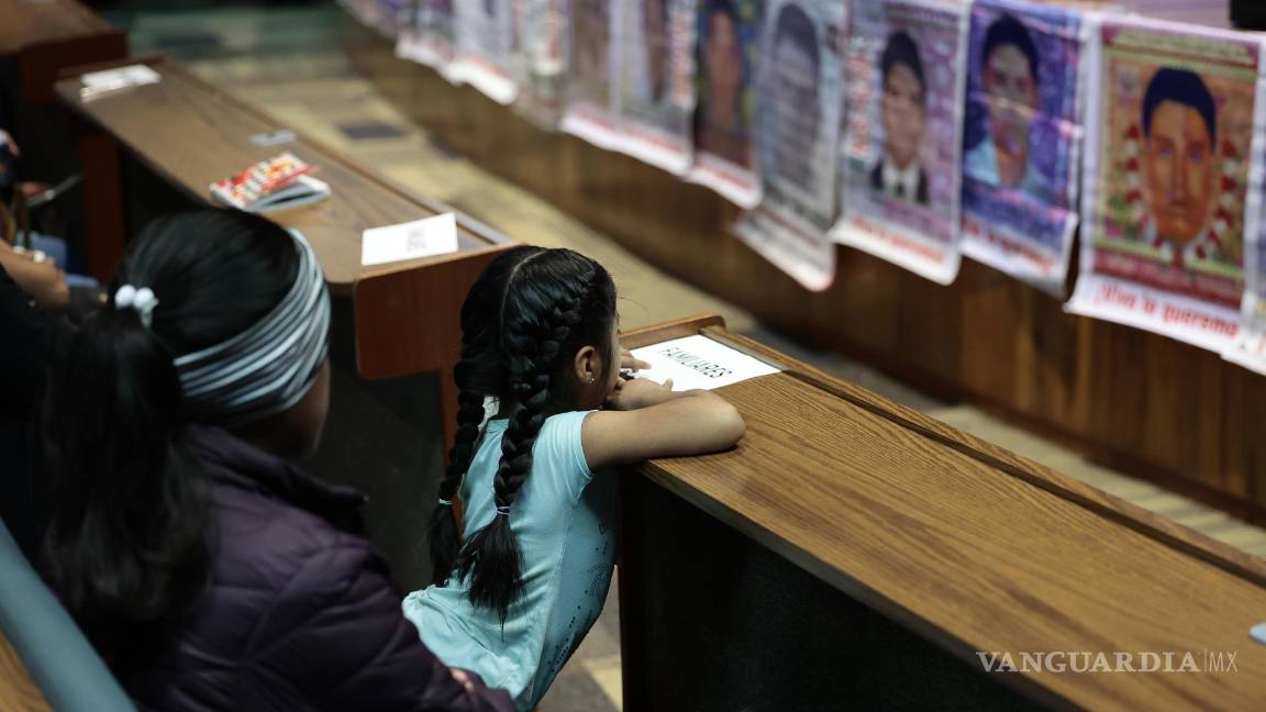 $!Familiares de los 43 normalistas desaparecidos de Ayotzinapa asisten a la presentación del sexto y último informe del GIEI, en Ciudad de México.