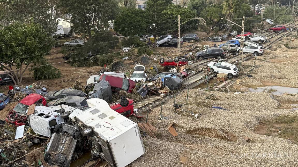 $!Vista general de las vías del tren a su paso por la localidad de Alfafar tras las intensas lluvias de la fuerte DANA.