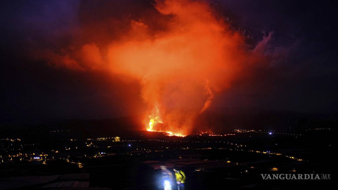 Cierran aeropuerto en Islas Canarias por ceniza volcánica