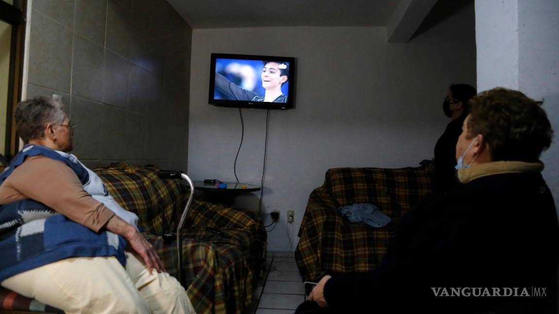 $!Vecinas de la familia Carrillo siguen por televisión la actuación del patinador mexicano Donovan Carrillo en Pekín 2022 en Guadalajara. EFE/Francisco Guasco