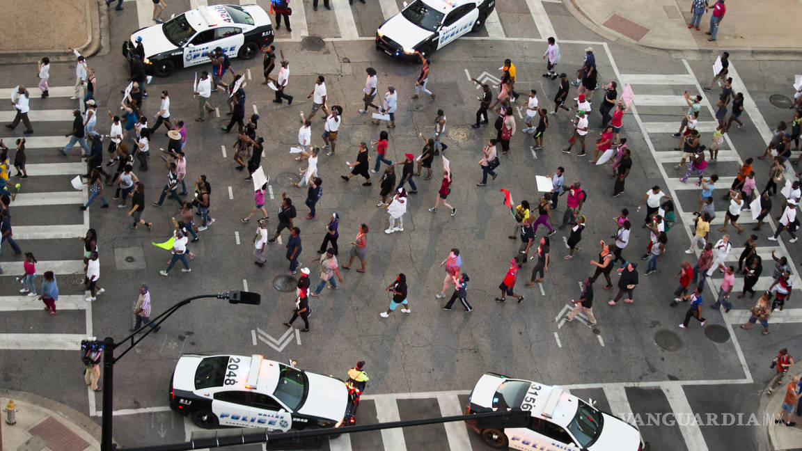 Disparan a policías durante manifestación en Dallas; mueren 4 elementos