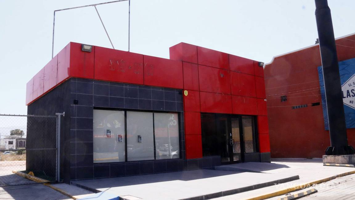 $!El establecimiento contiguo, perteneciente a la cadena Pizza Hut, también se vio afectado con el cese de operaciones.