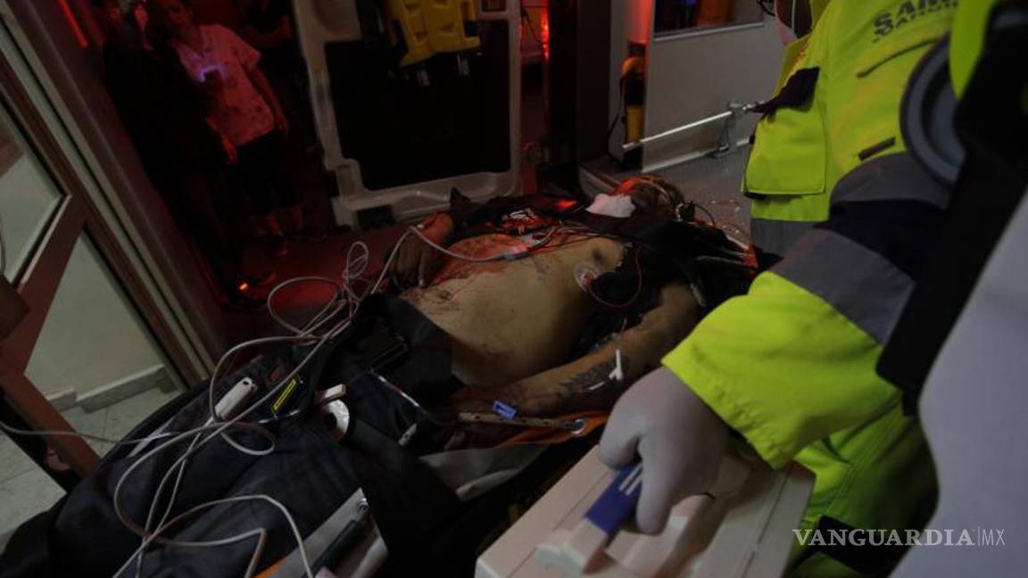 $!El afectado presentaba una herida en el cuello, por lo que llamaron a los cuerpos de emergencia.