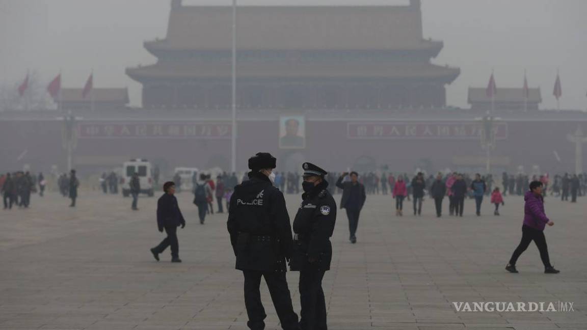 $!Una nube espesa y gris envuelve a Beijing en por segundo día
