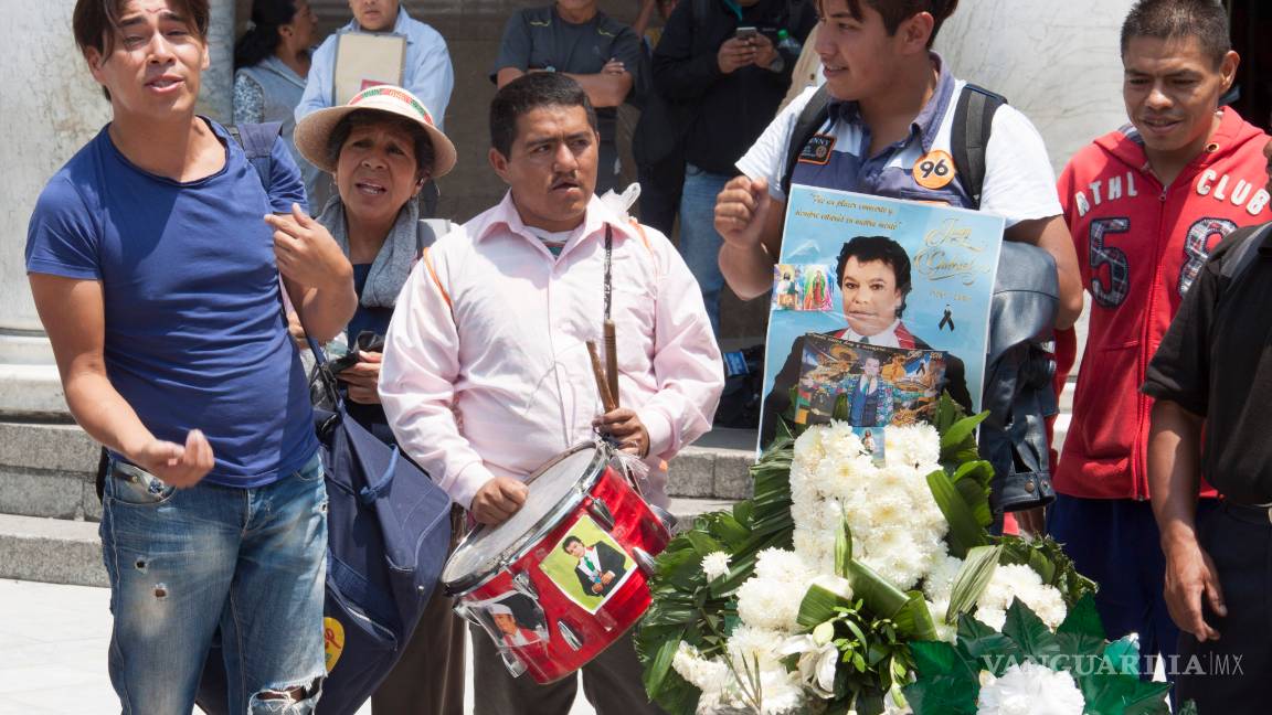 $!Fans recuerdan a Juan Gabriel en Bellas Artes