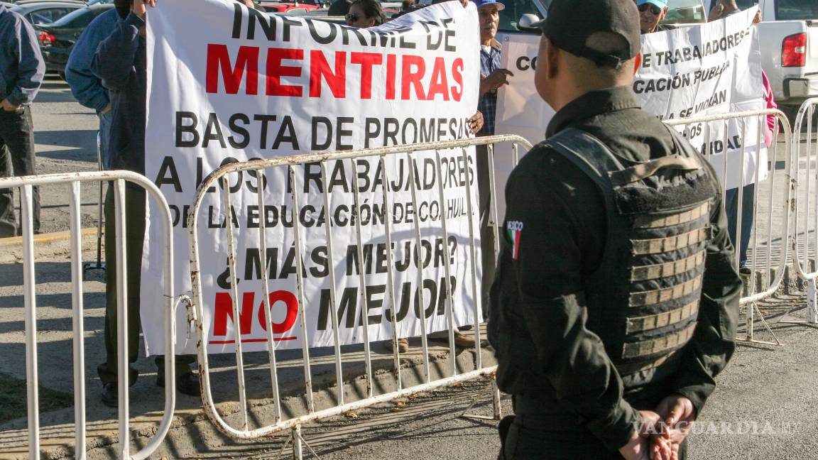 $!Maestros se manifiestan contra Rubén Moreira en su Quinto Informe de Gobierno