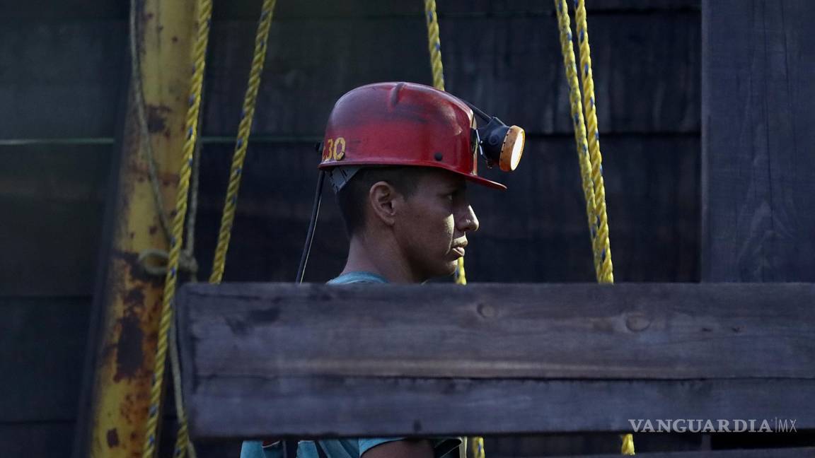 $!En la imagen una persona que trabaja en el rescate de los 10 mineros atrapados en una mina en Sabinas, estado de Coahuila (México).