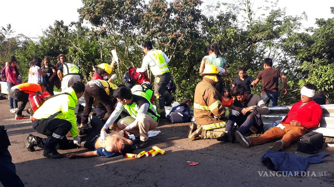 Hay 84 migrantes hospitalizados tras volcadura de camión