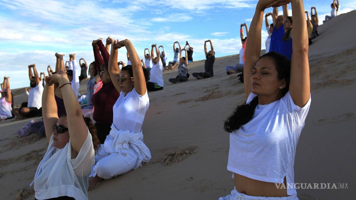 Practican Yoga en la frontera para ‘sembrar esperanza’