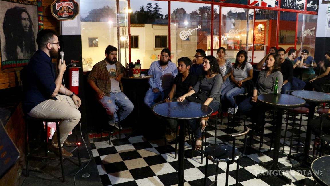 $!Jóvenes se reúnen para hablar de política en bar de Saltillo