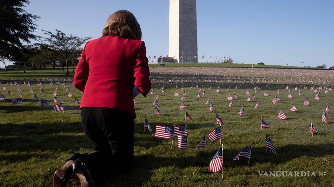 $!Miles de banderas de EU lloran a las 200 mil personas muertas por COVID-19 (fotogalería)
