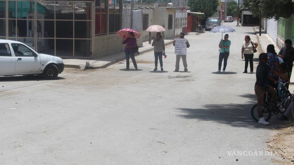$!Habitantes de ejido de Viesca bloquean carretera por falta de agua
