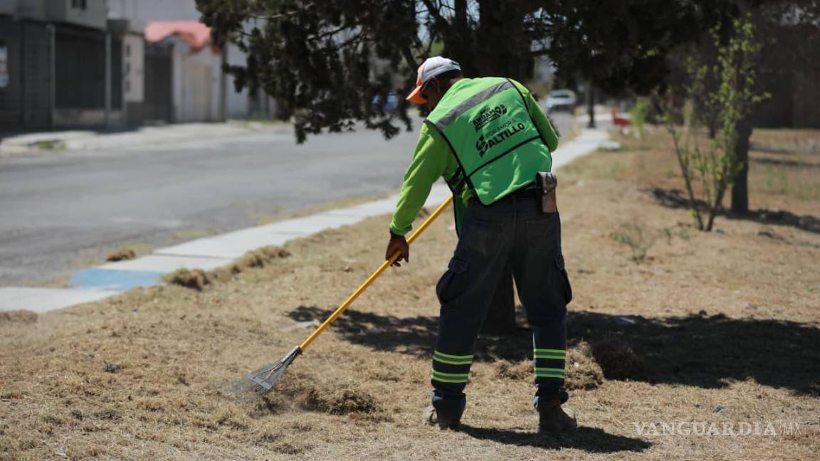 $!Trabajadores realizan limpiezas profundas, retiro de basura y deshierbe.