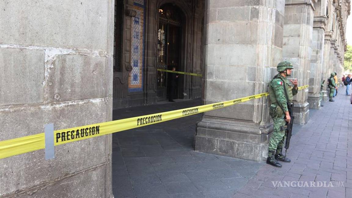 $!Coronavirus: El emblemático Zócalo de Ciudad de la CDMX luce desértico por el COVID-19