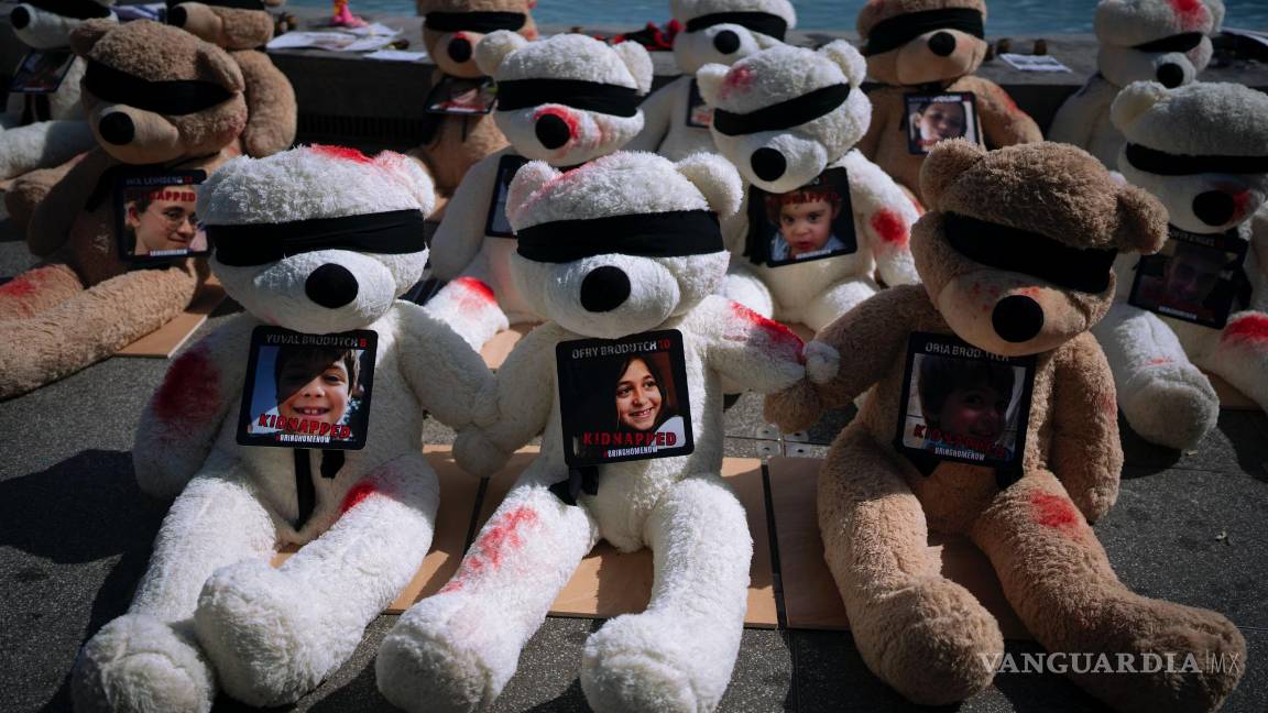 $!En una plaza de Tel Aviv, Israel, se ve una instalación de osos de peluche gigantes con los ojos vendados adornados con fotografías de israelíes cautivos en Gaza.