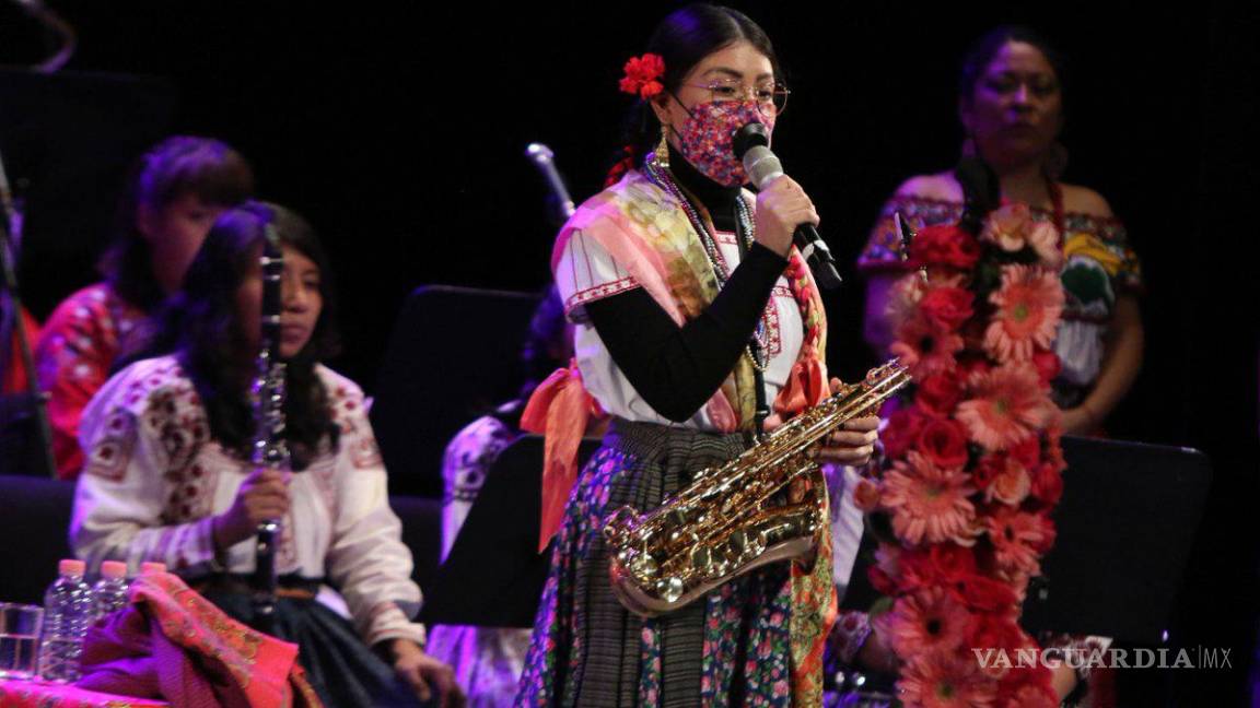 Vuelve saxofonista Malena Ríos a los escenarios, tras más de 2 años de ataque con ácido en Oaxaca