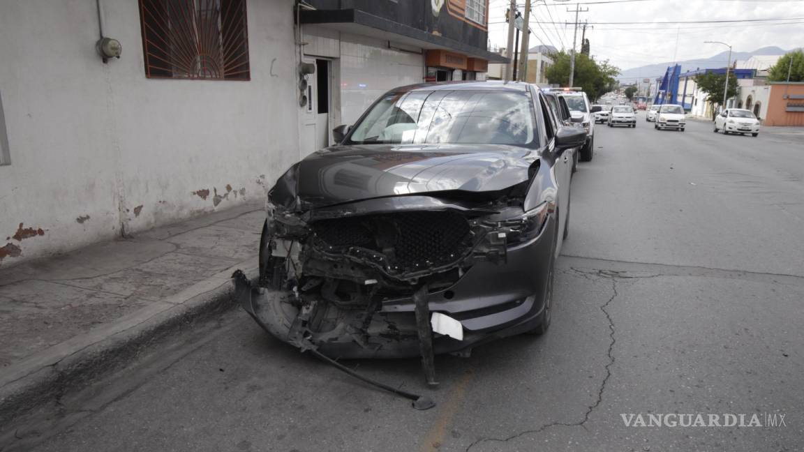 Aparatoso accidente en la Zona Centro de Saltillo deja cuantiosos daños materiales