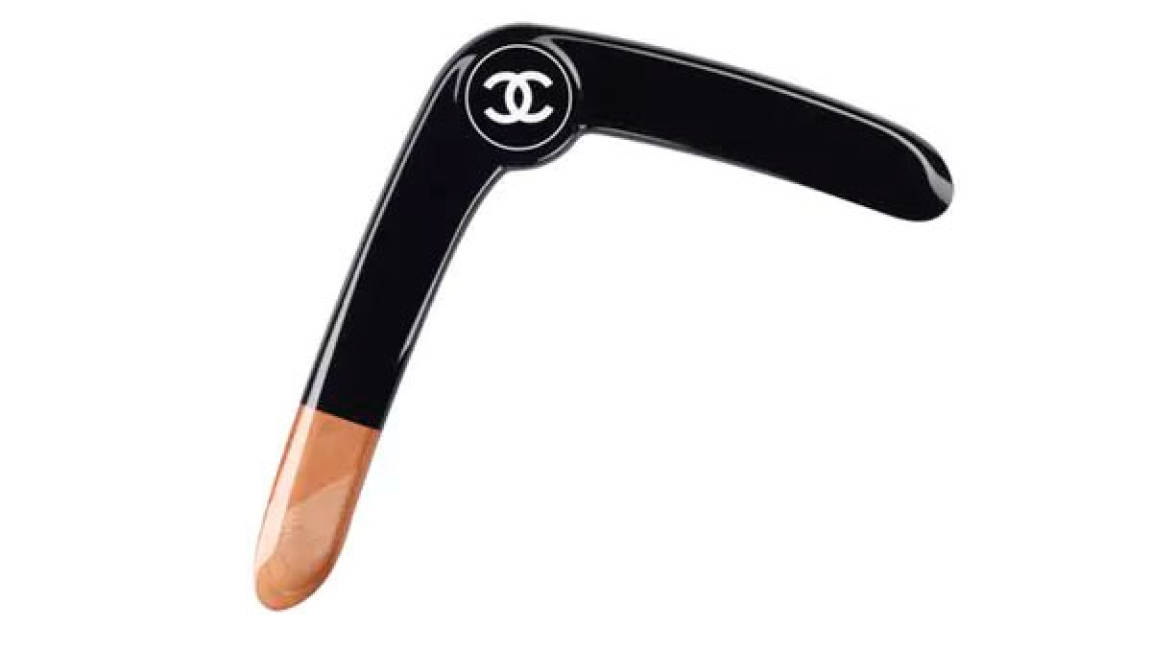 Estallan contra Chanel por vender un costosisímo boomerang