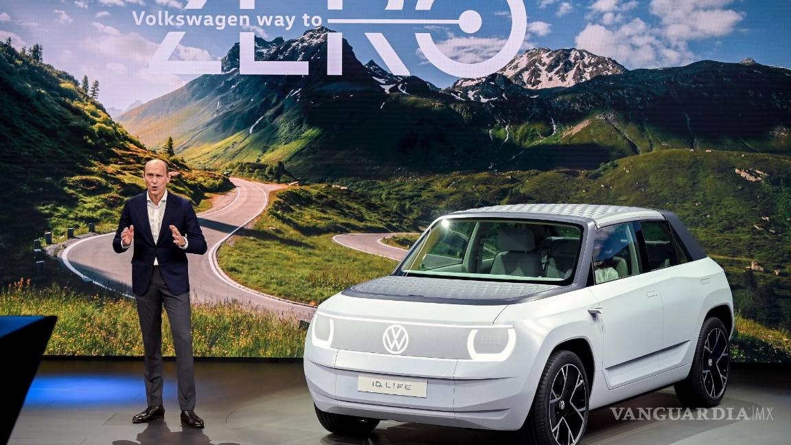 $!Ralf Brandstaetter, miembro del Consejo de Administración de la marca Volkswagen, presenta el VW ID. Life en el primer día de vista previa para la prensa del Salón Internacional del Automóvil IAA en Munich, Alemania. EFE/EPA/Sascha Steinbach