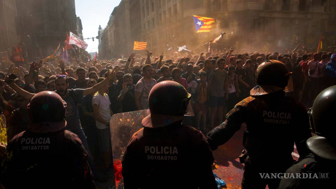 $!Policía se enfrenta a separatistas catalanes en Barcelona