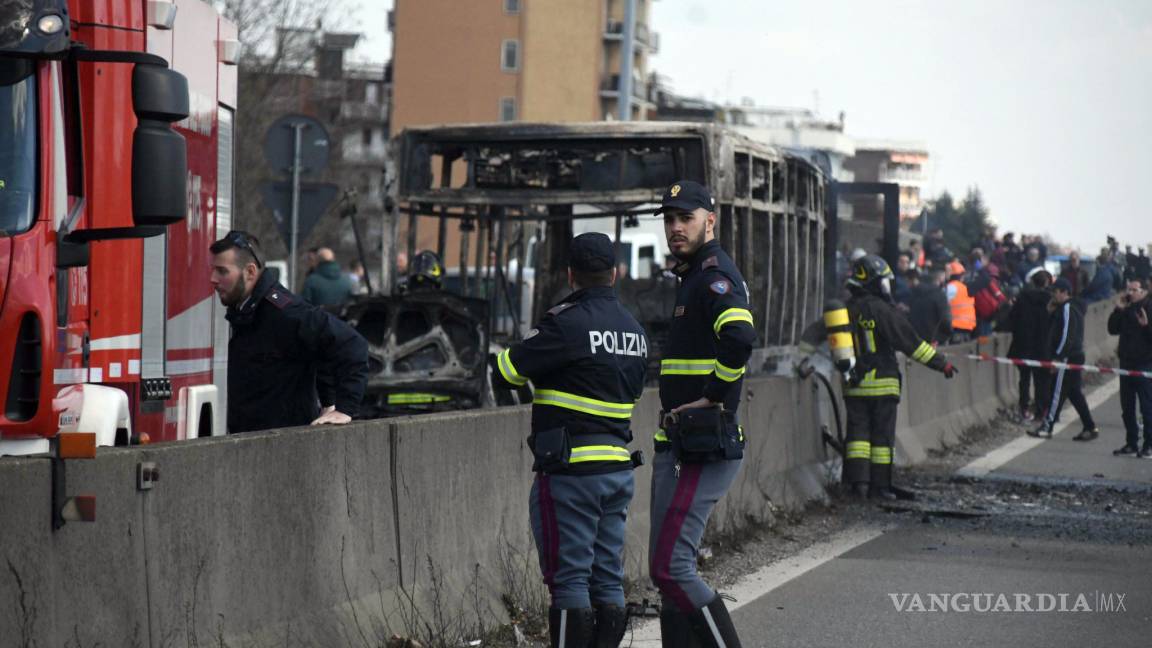 Chofer secuestra a 51 escolares e incendia el autobús en Milán