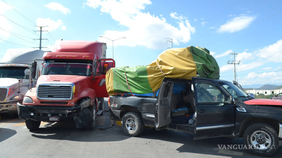 Esperaban luz verde y trailero los embiste en carretera Saltillo-Zacatecas