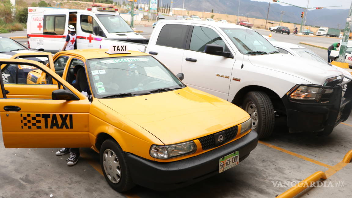 Choca camioneta contra taxi en Saltillo